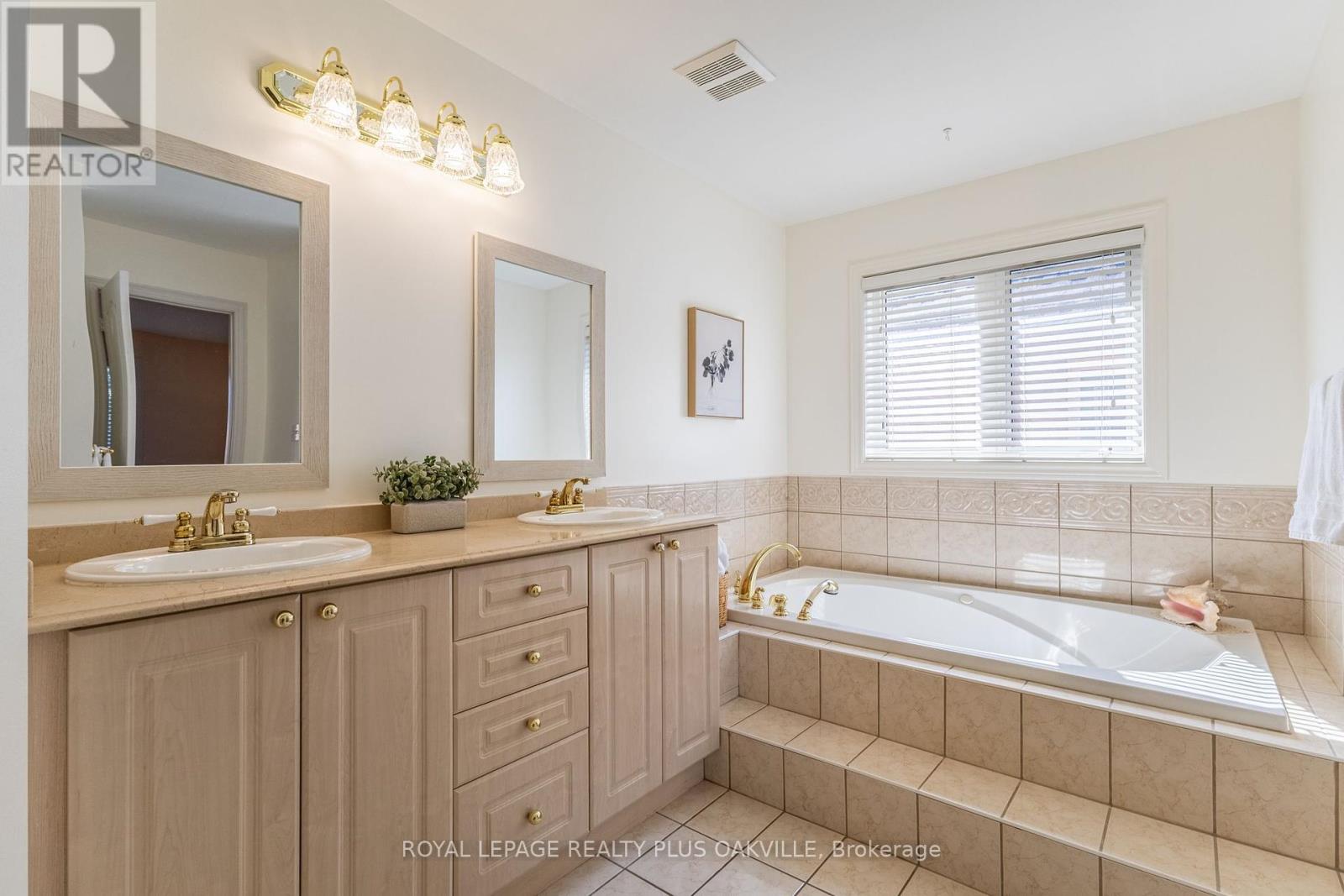 Photo 2 of 2272 Overfield Road, Oakville ON