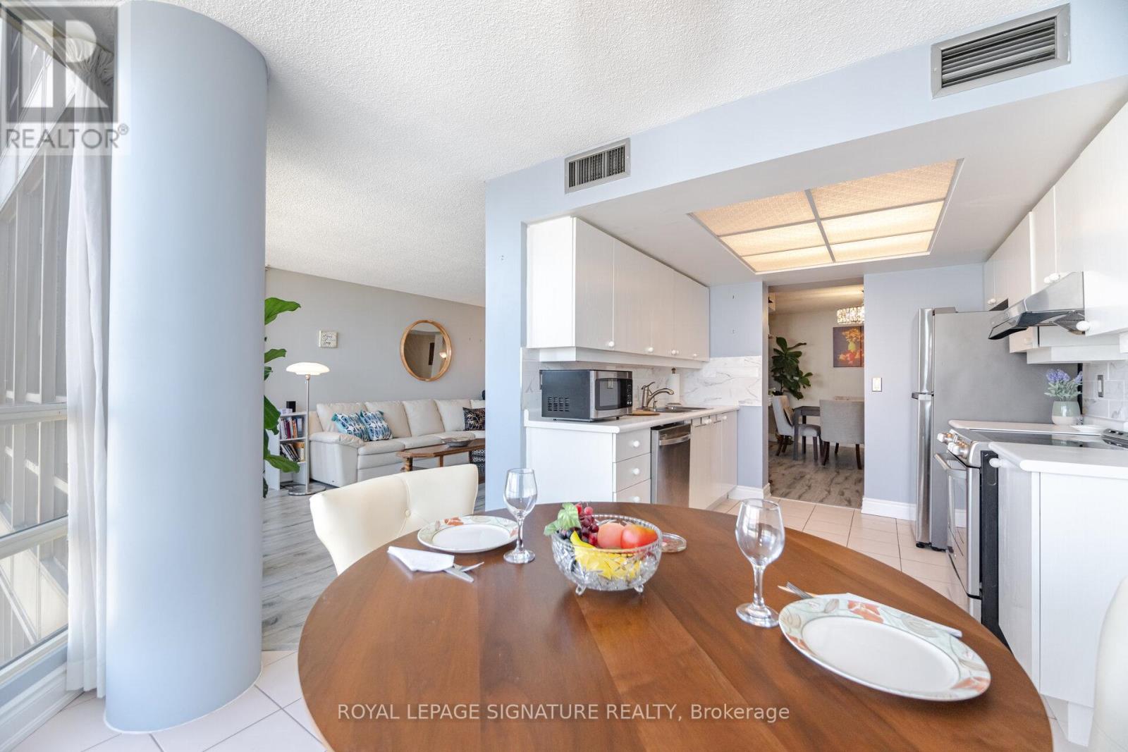 Photo 14 of 3208 45 Kingsbridge Garden Circle, Mississauga ON