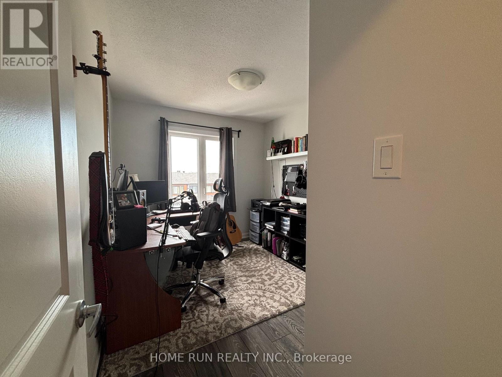 Photo 2 of 1123 Speedvale Crescent, Ottawa ON