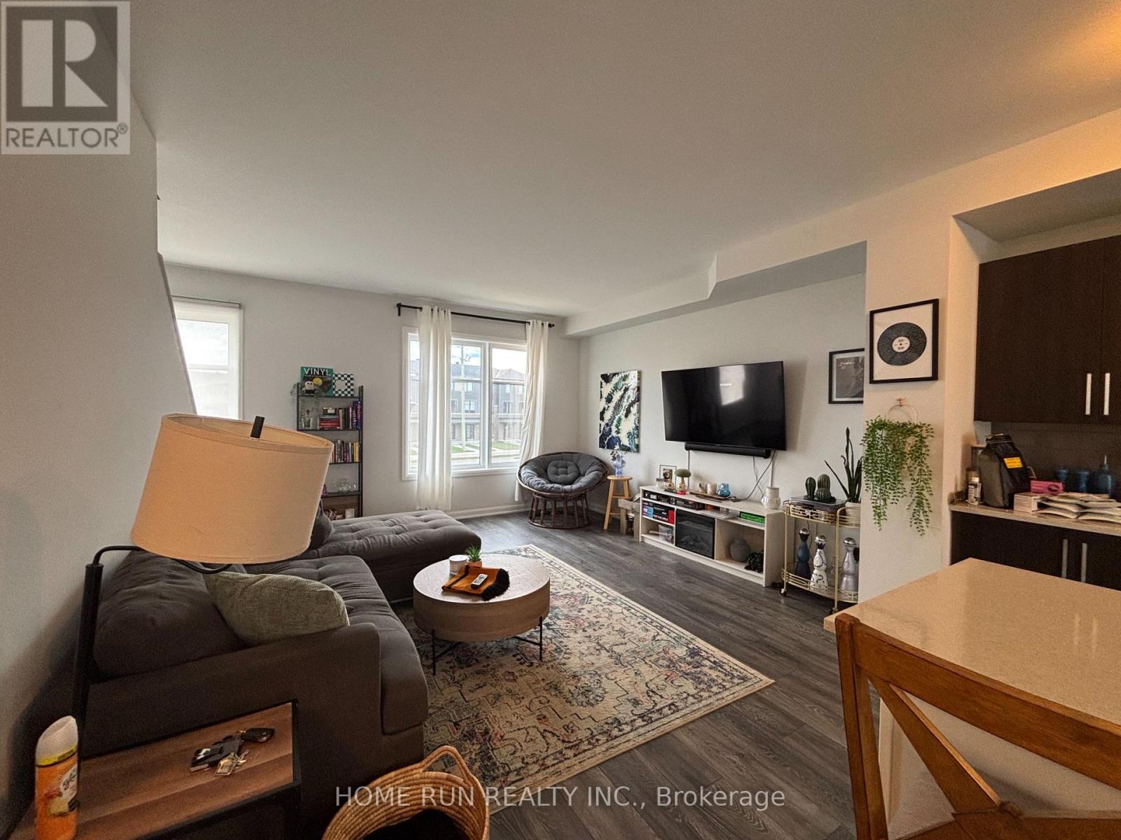 Photo 5 of 1123 Speedvale Crescent, Ottawa ON