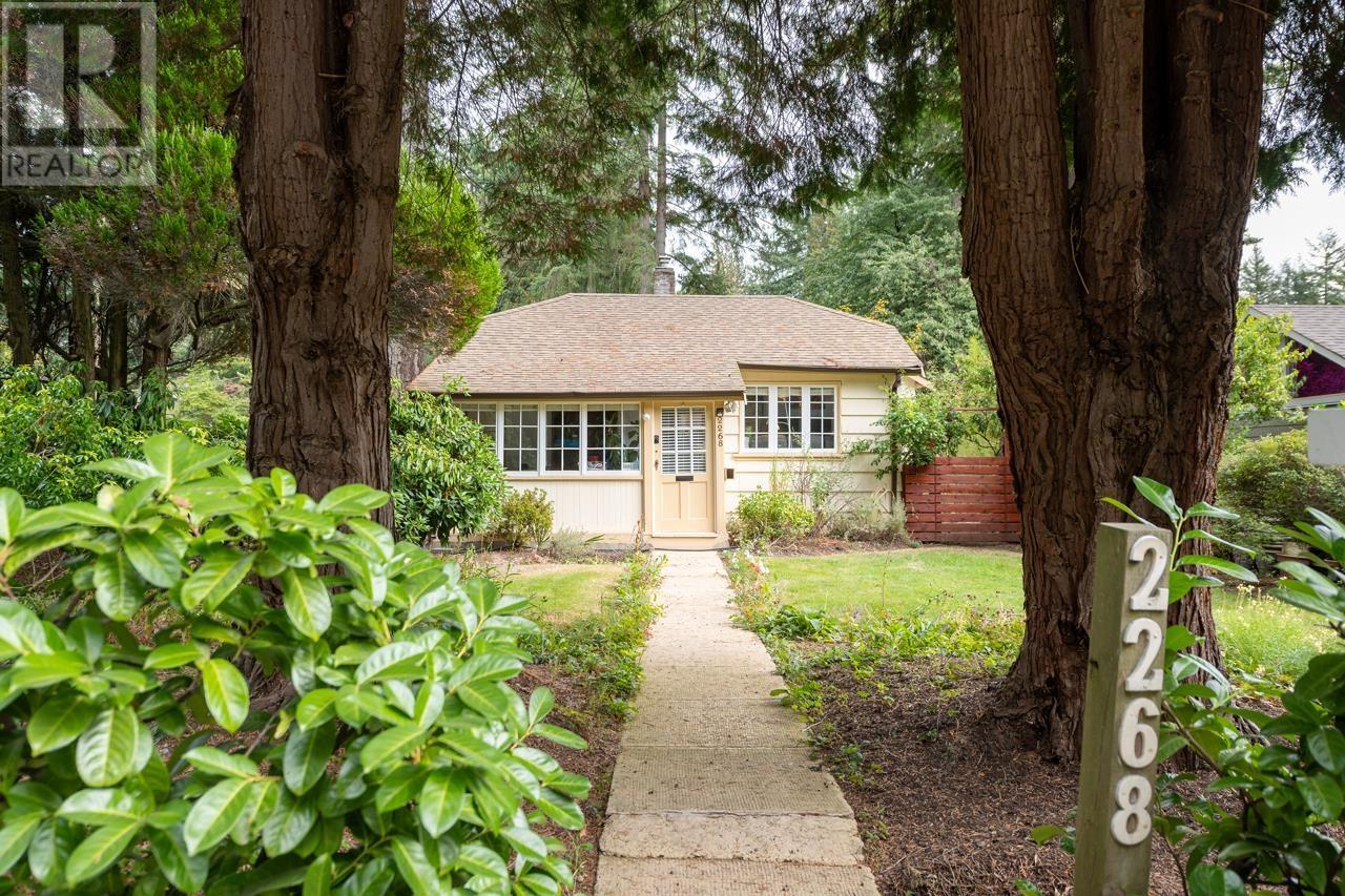 2268 EDGEMONT BOULEVARD, North Vancouver