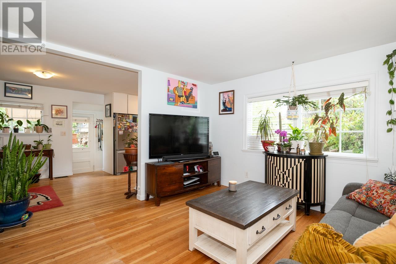 2268 EDGEMONT BOULEVARD, North Vancouver