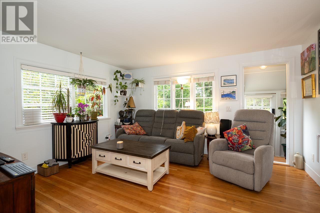 2268 EDGEMONT BOULEVARD, North Vancouver