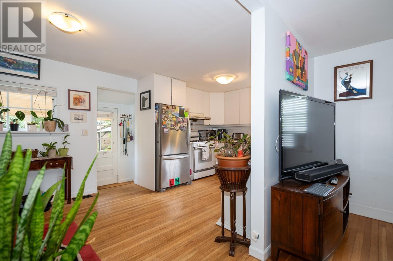 2268 EDGEMONT BOULEVARD, North Vancouver