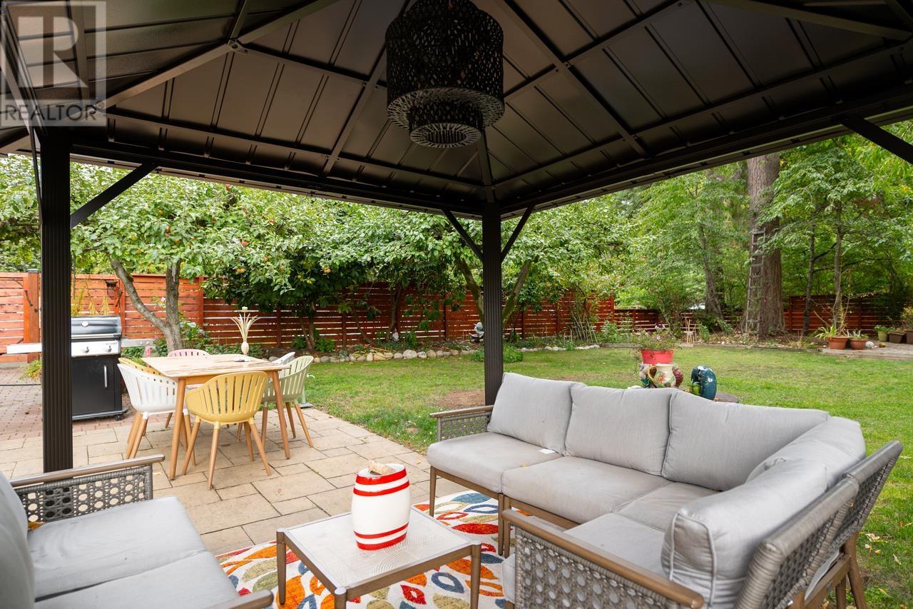 2268 EDGEMONT BOULEVARD, North Vancouver