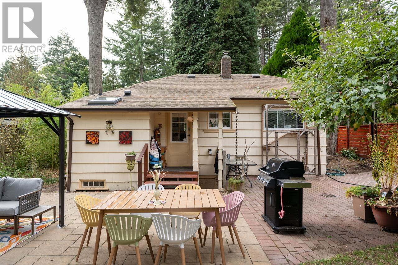 2268 EDGEMONT BOULEVARD, North Vancouver