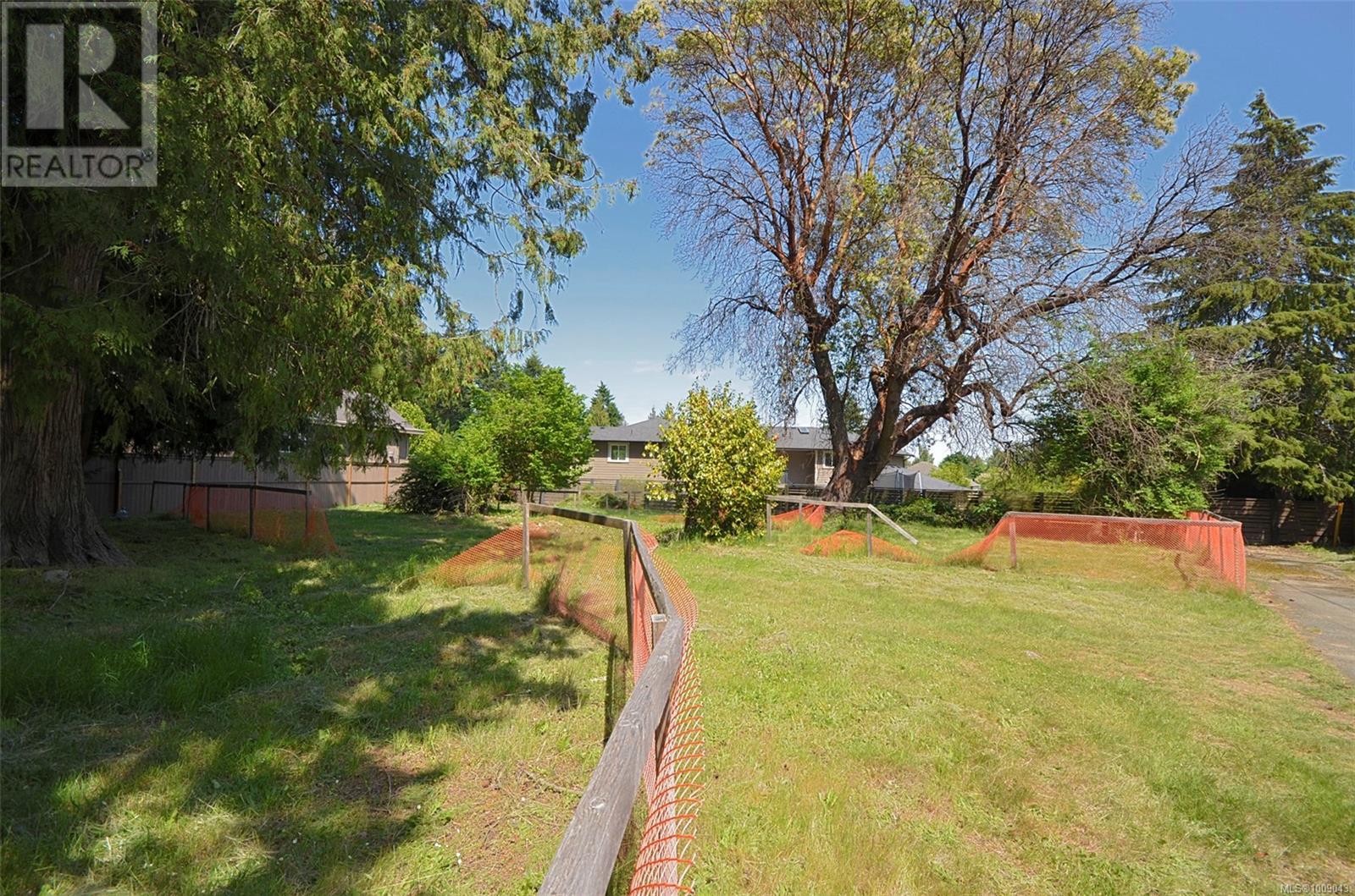 Photo 17 of 5225 Santa Clara Ave, Saanich BC