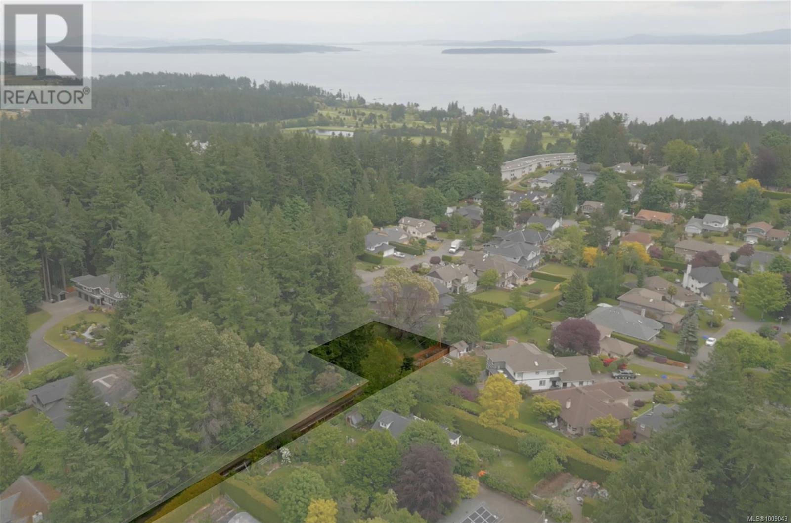 Photo 2 of 5225 Santa Clara Ave, Saanich BC