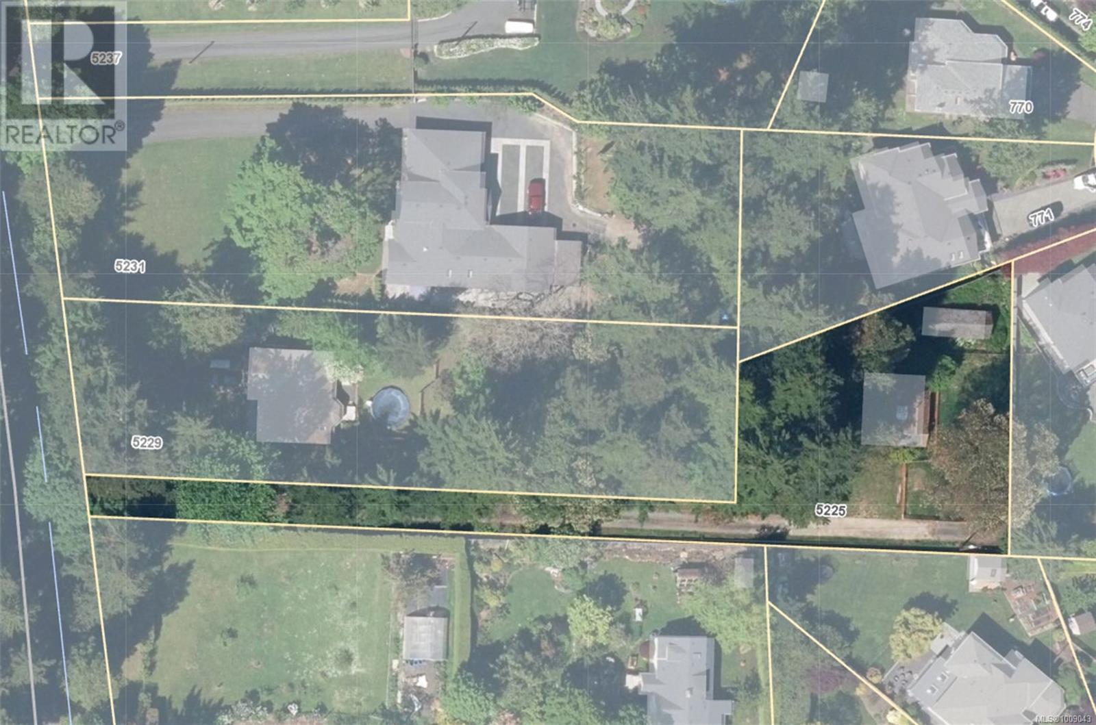 Photo 3 of 5225 Santa Clara Ave, Saanich BC