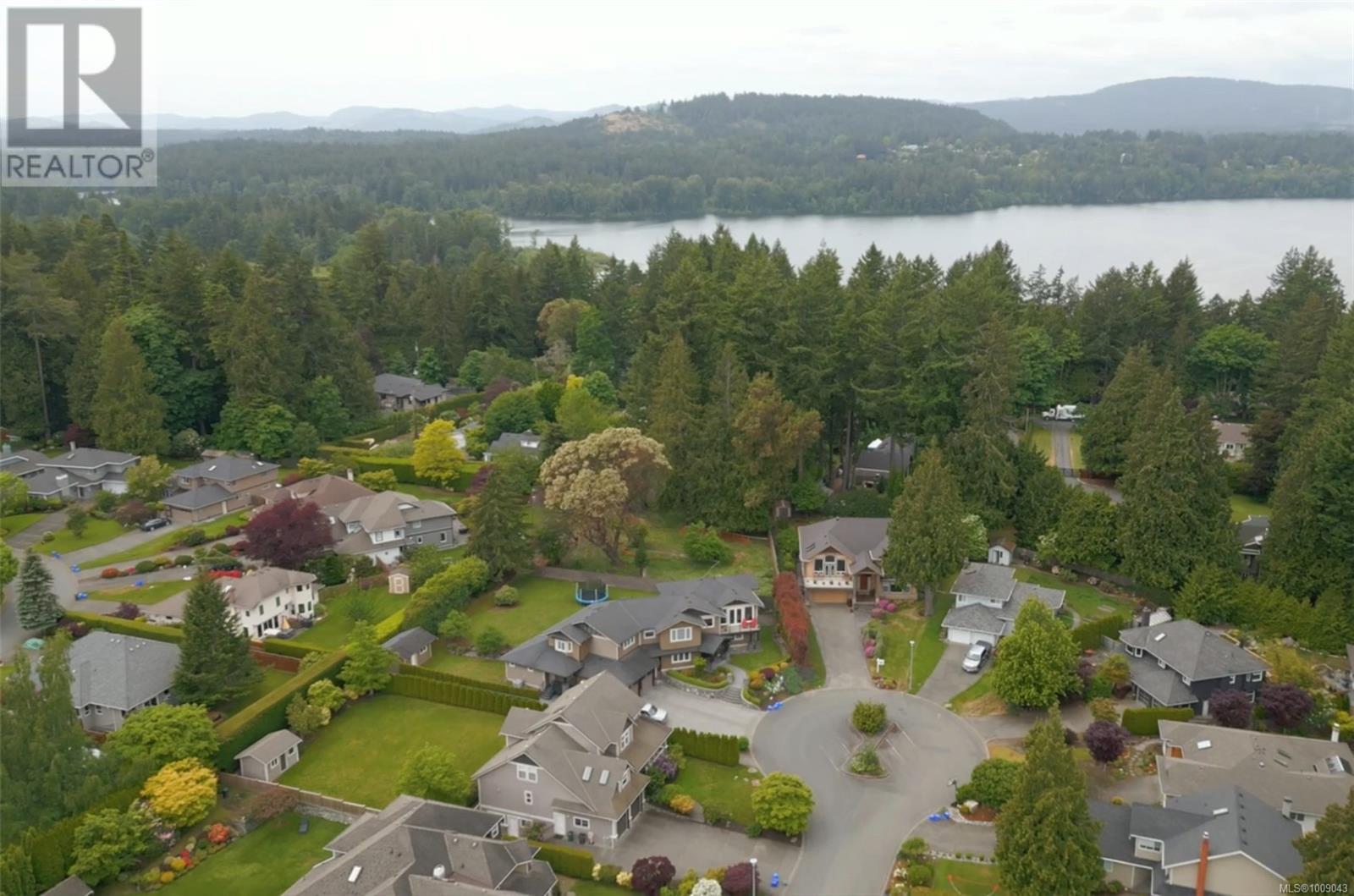 Photo 4 of 5225 Santa Clara Ave, Saanich BC