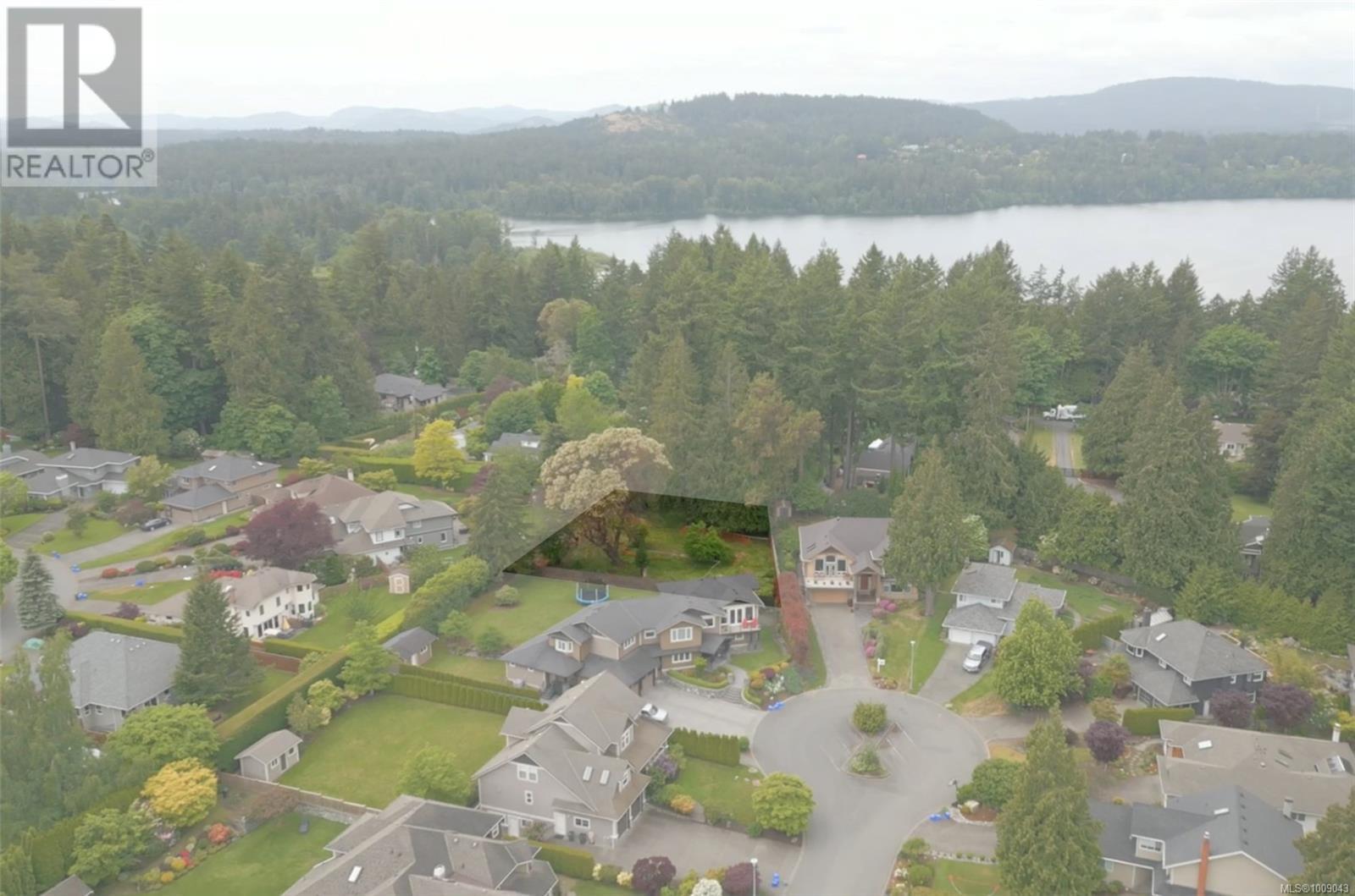 Photo 5 of 5225 Santa Clara Ave, Saanich BC