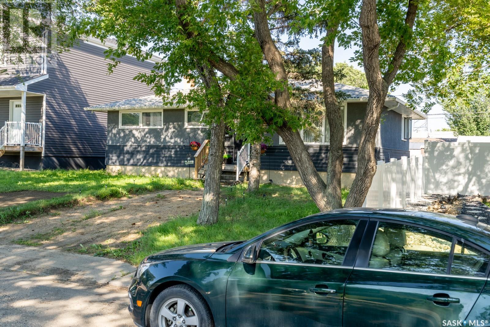 Photo 2 of 111 Montreal Street N, Regina SK