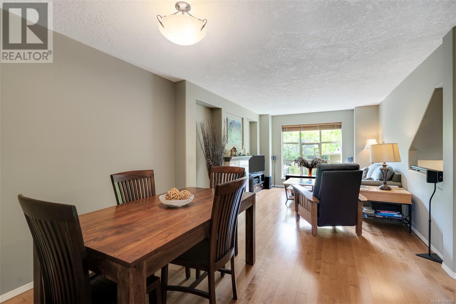 Single Family House for Sale in   Marsett Pl Saanich 