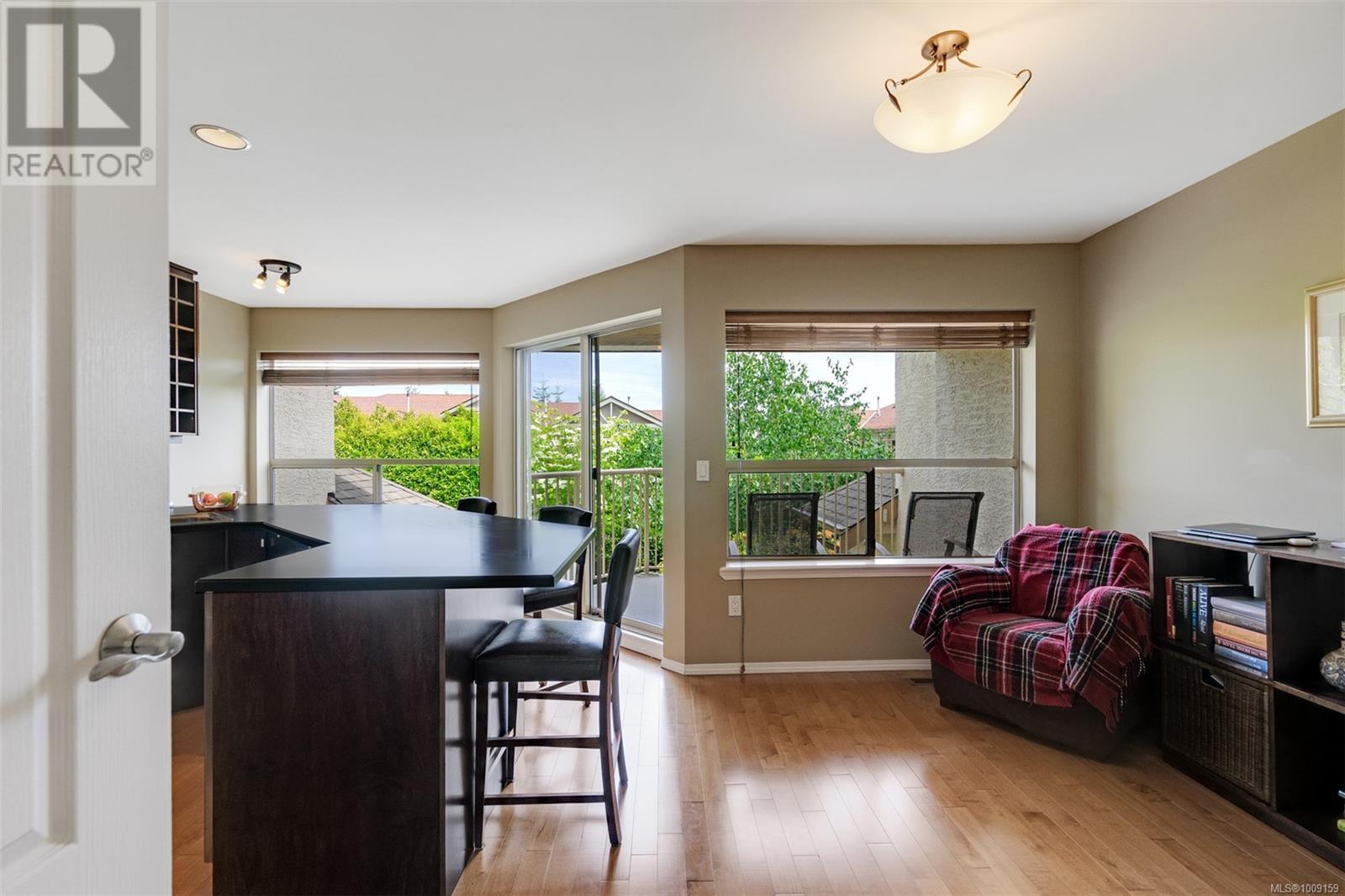 Single Family House for Sale in   Marsett Pl Saanich 