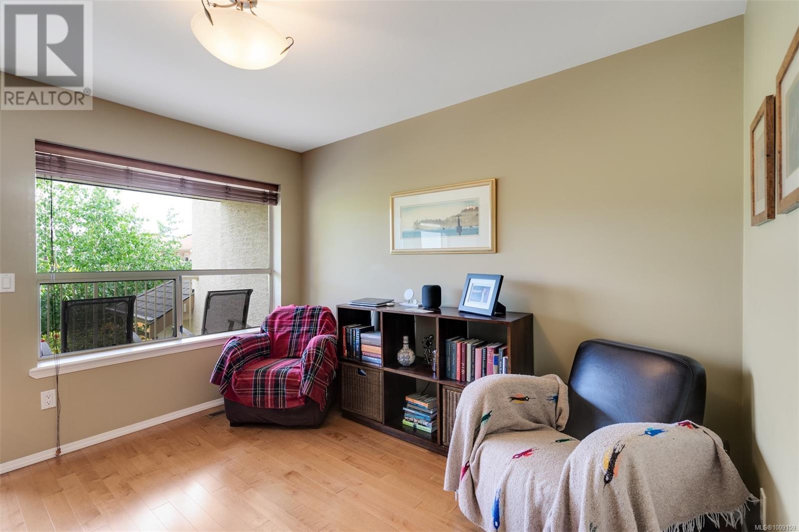 Single Family House for Sale in   Marsett Pl Saanich 
