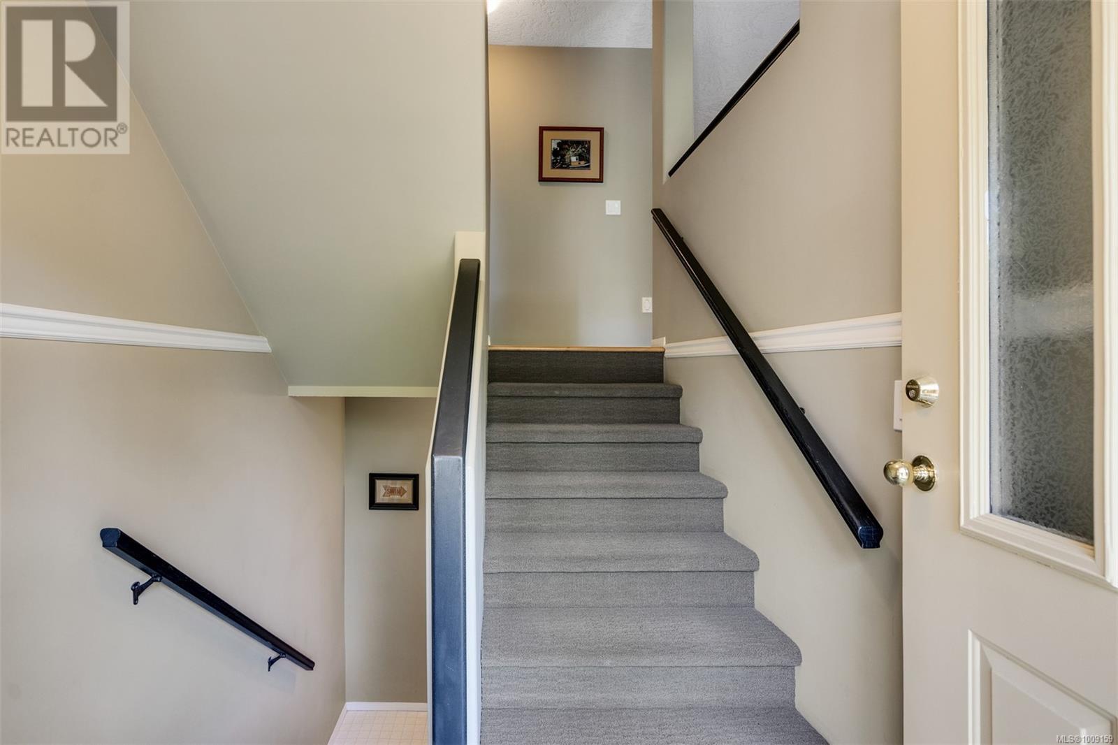 Single Family House for Sale in   Marsett Pl Saanich 