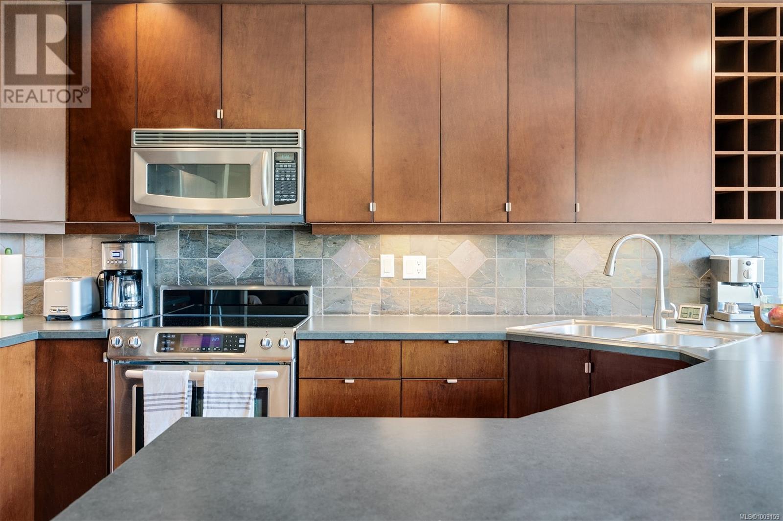 Single Family House for Sale in   Marsett Pl Saanich 