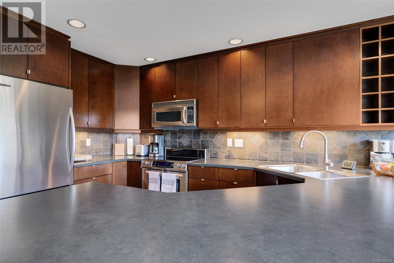 Single Family House for Sale in   Marsett Pl Saanich 