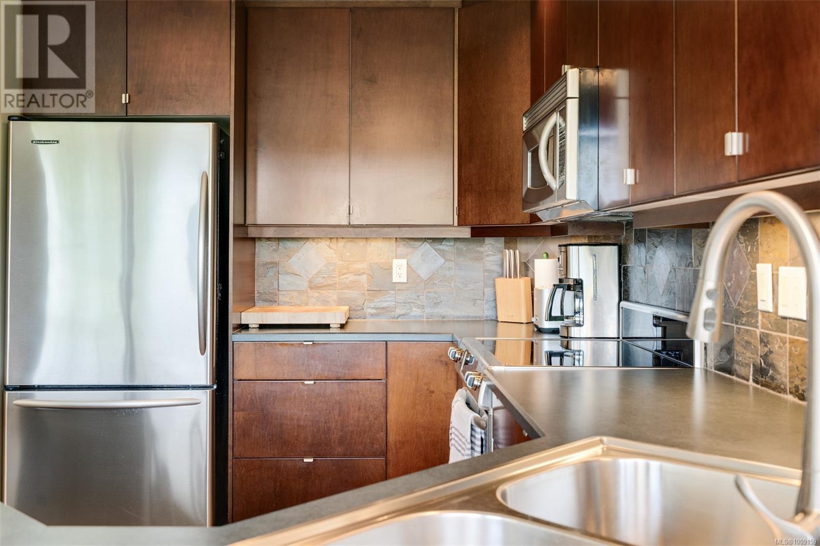 Single Family House for Sale in   Marsett Pl Saanich 