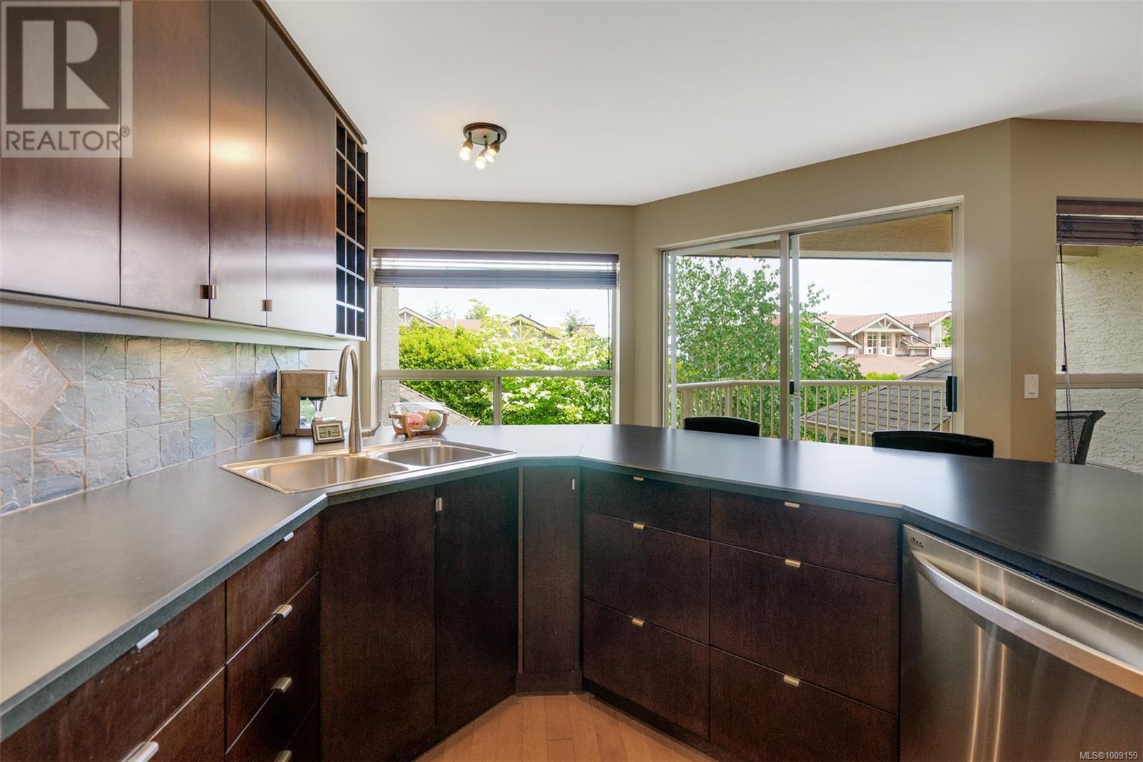 Single Family House for Sale in   Marsett Pl Saanich 