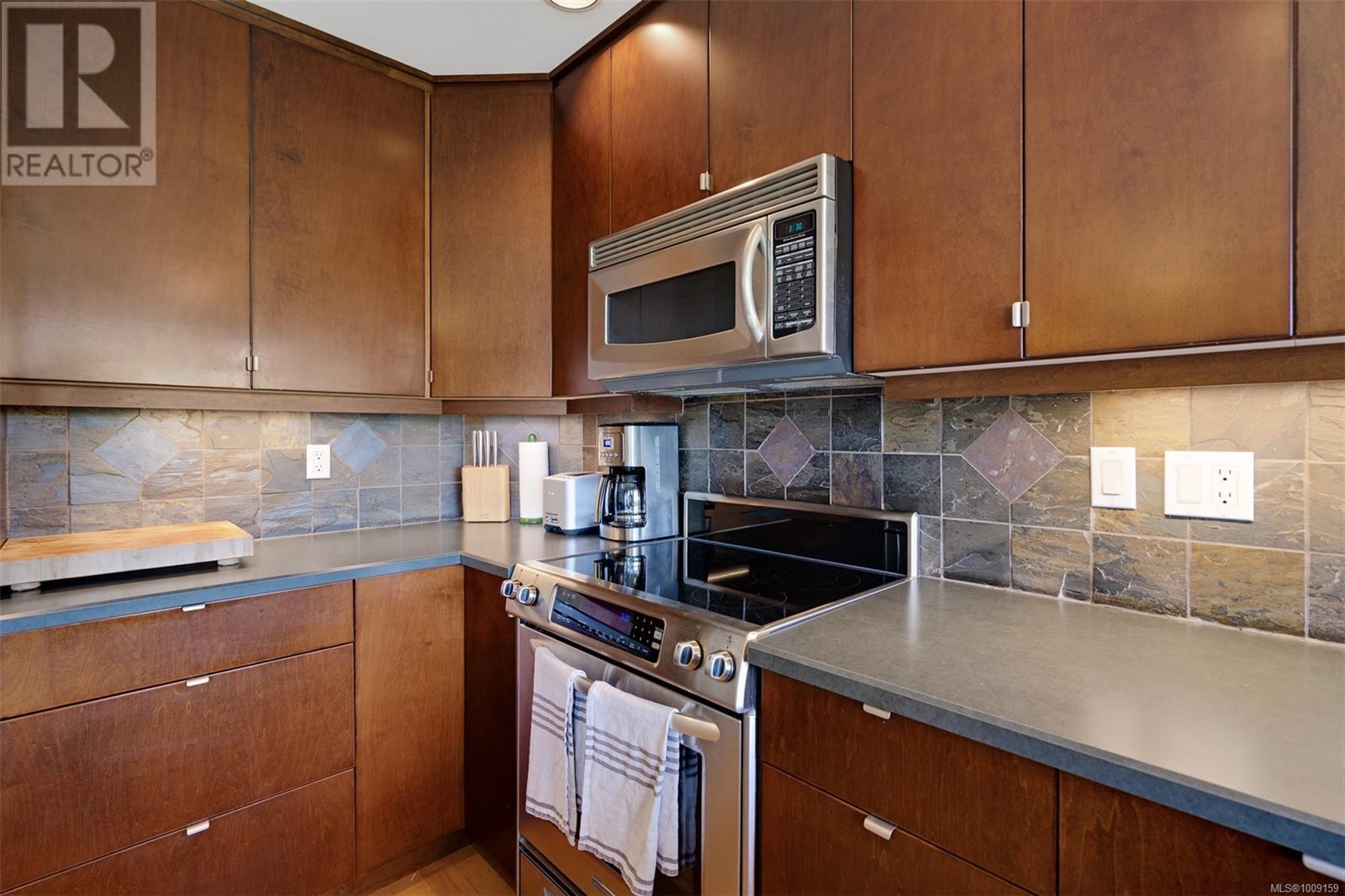 Single Family House for Sale in   Marsett Pl Saanich 