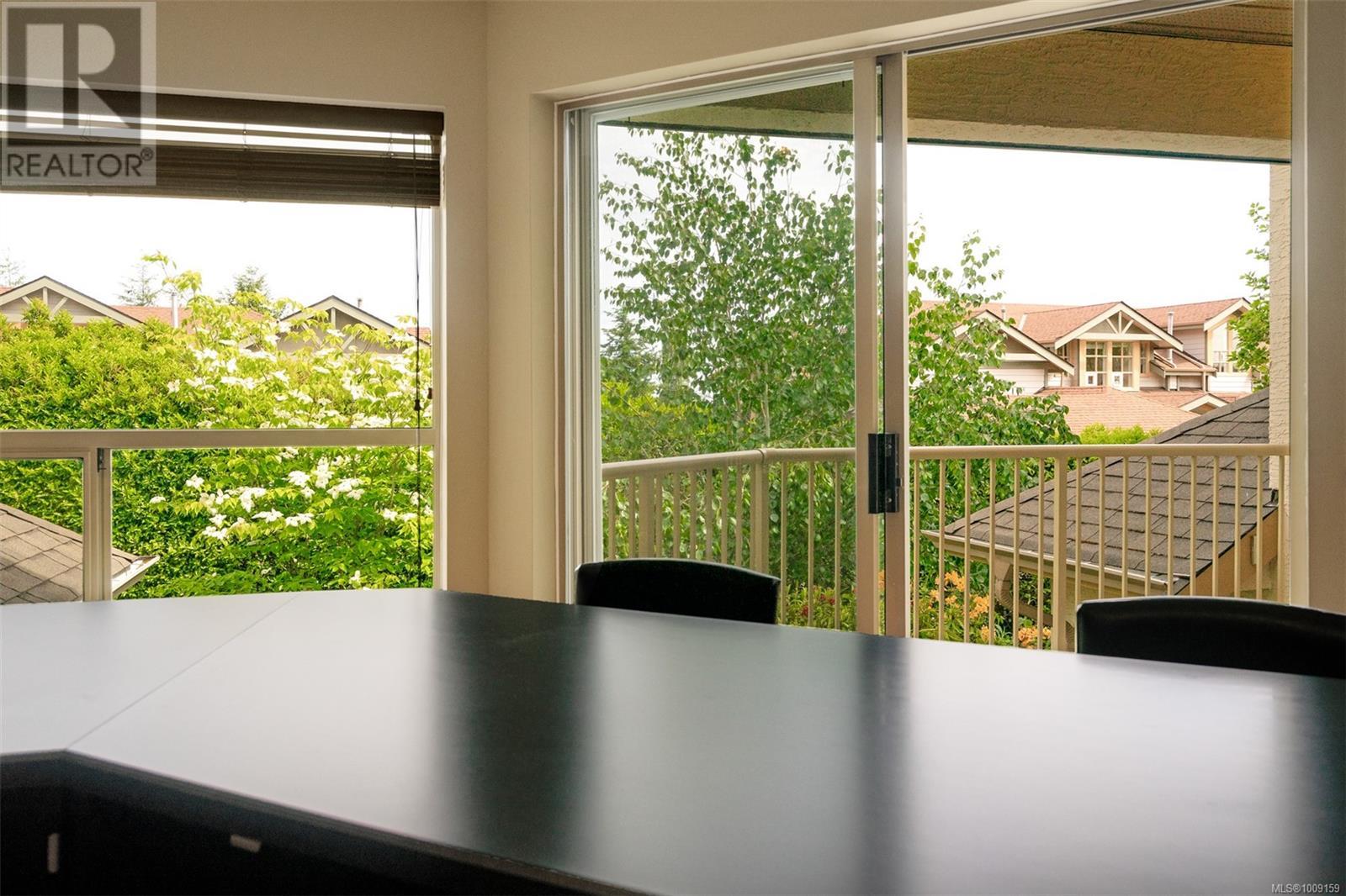 Single Family House for Sale in   Marsett Pl Saanich 