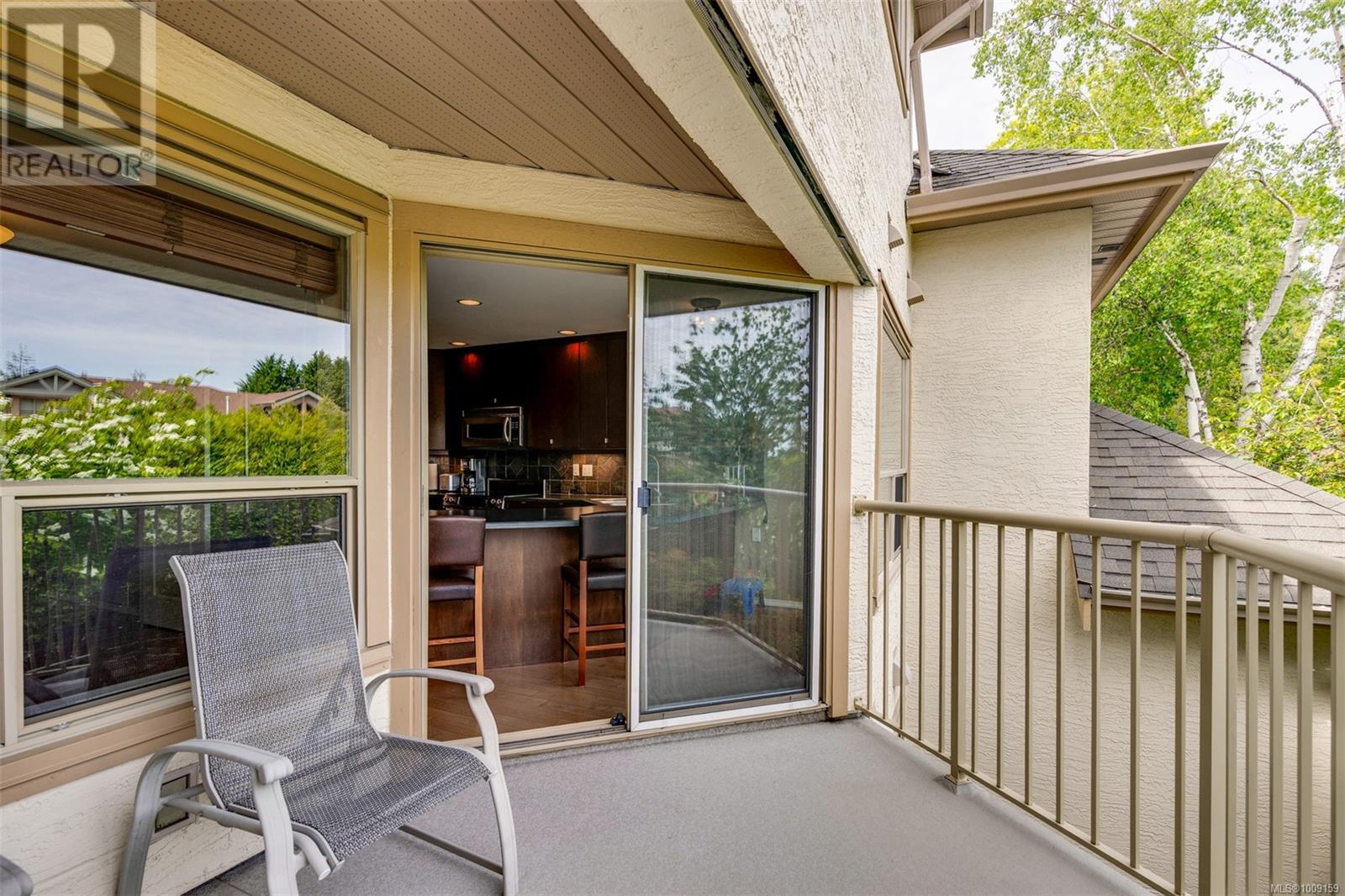 Single Family House for Sale in   Marsett Pl Saanich 