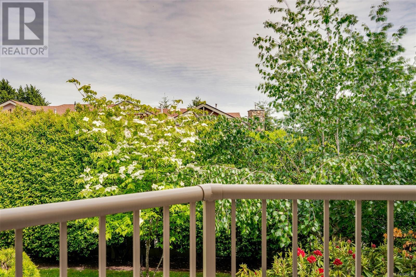 Single Family House for Sale in   Marsett Pl Saanich 