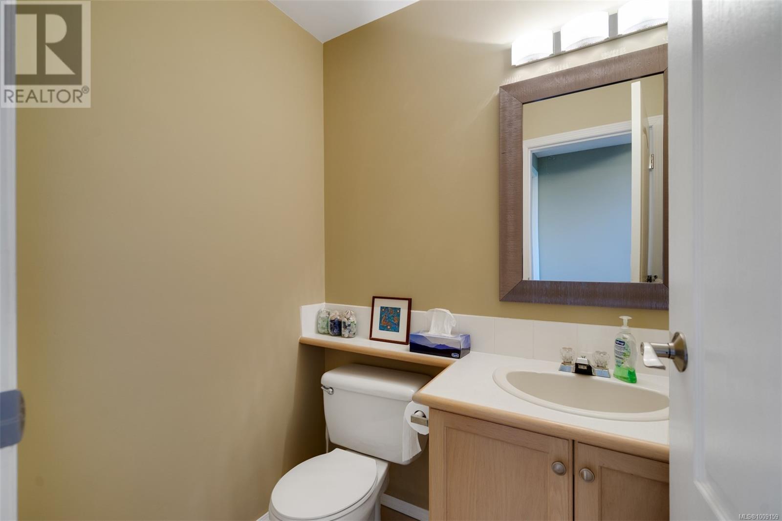 Single Family House for Sale in   Marsett Pl Saanich 