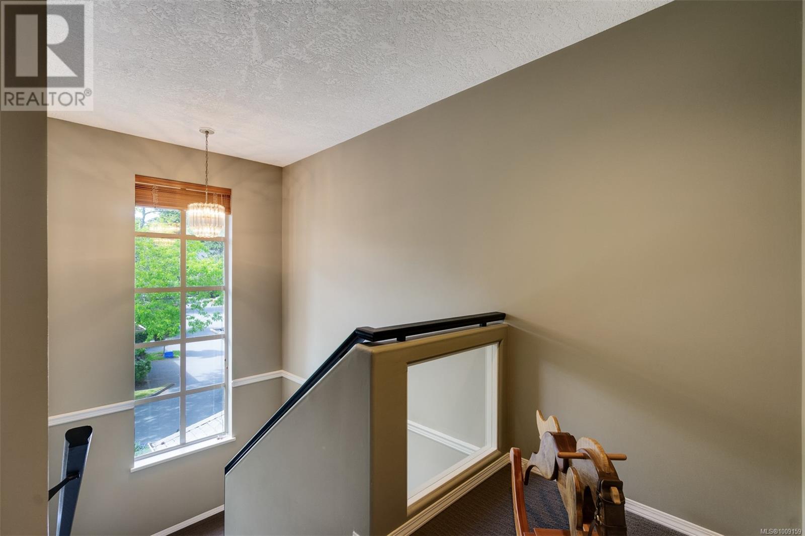 Single Family House for Sale in   Marsett Pl Saanich 