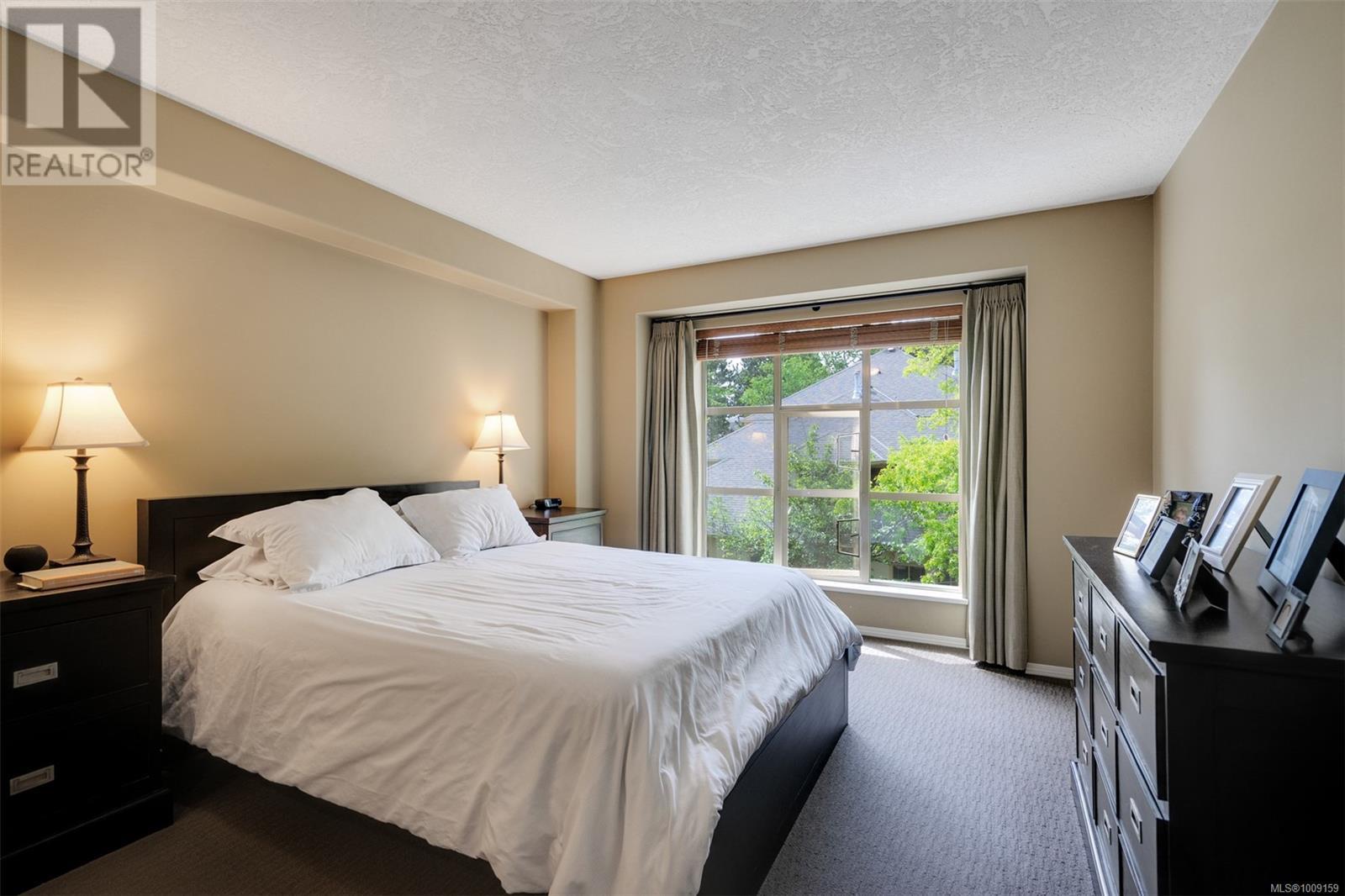 Single Family House for Sale in   Marsett Pl Saanich 