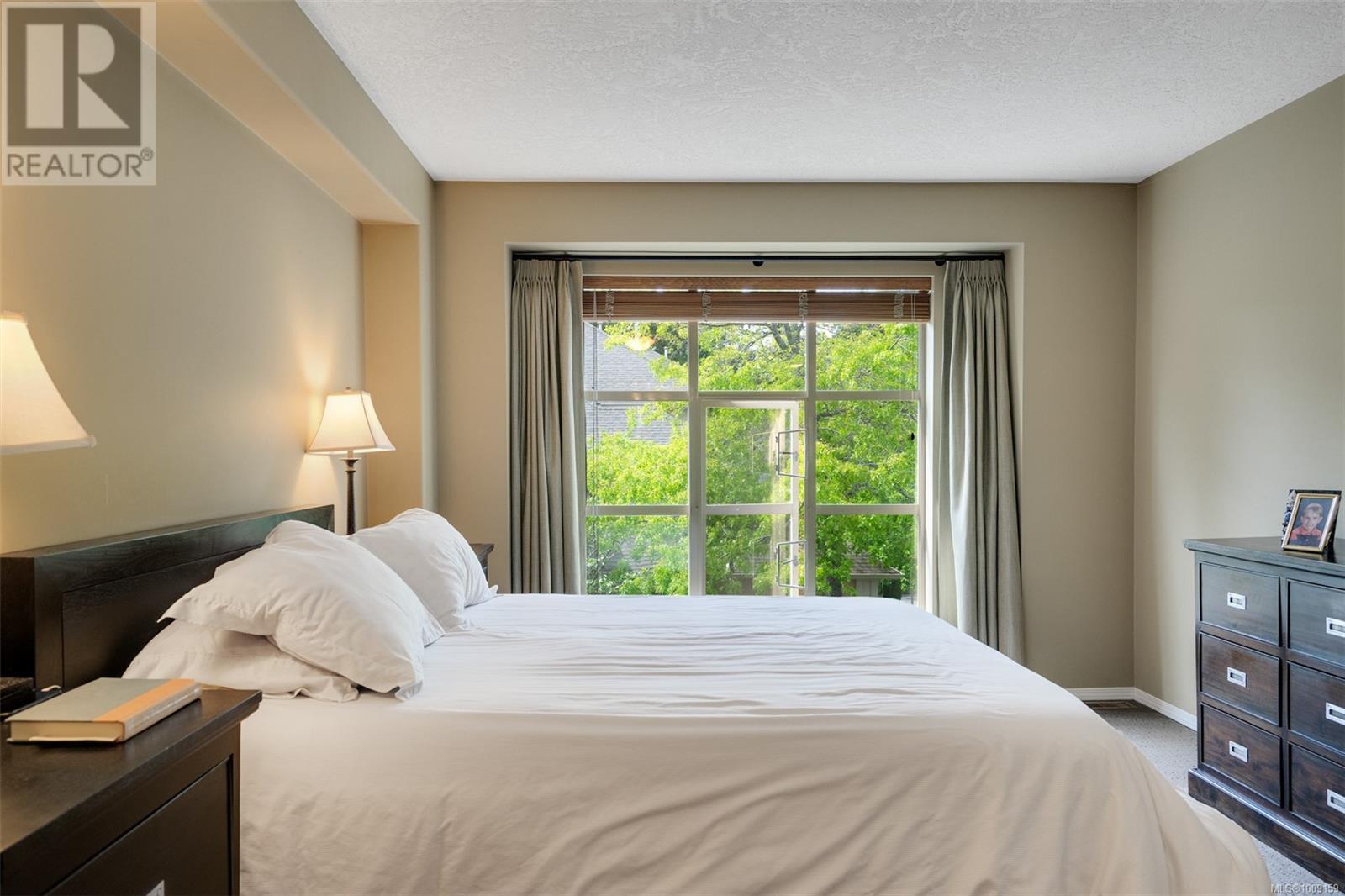 Single Family House for Sale in   Marsett Pl Saanich 