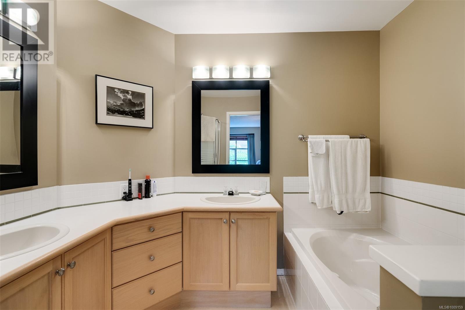 Single Family House for Sale in   Marsett Pl Saanich 