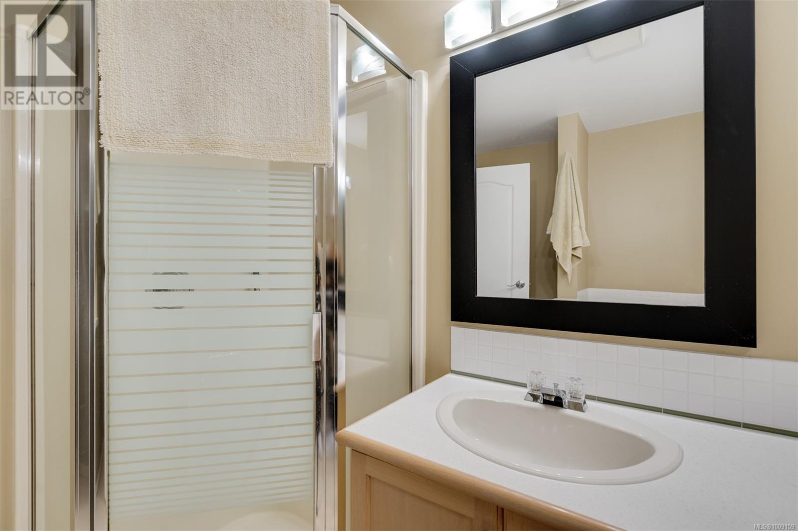 Single Family House for Sale in   Marsett Pl Saanich 