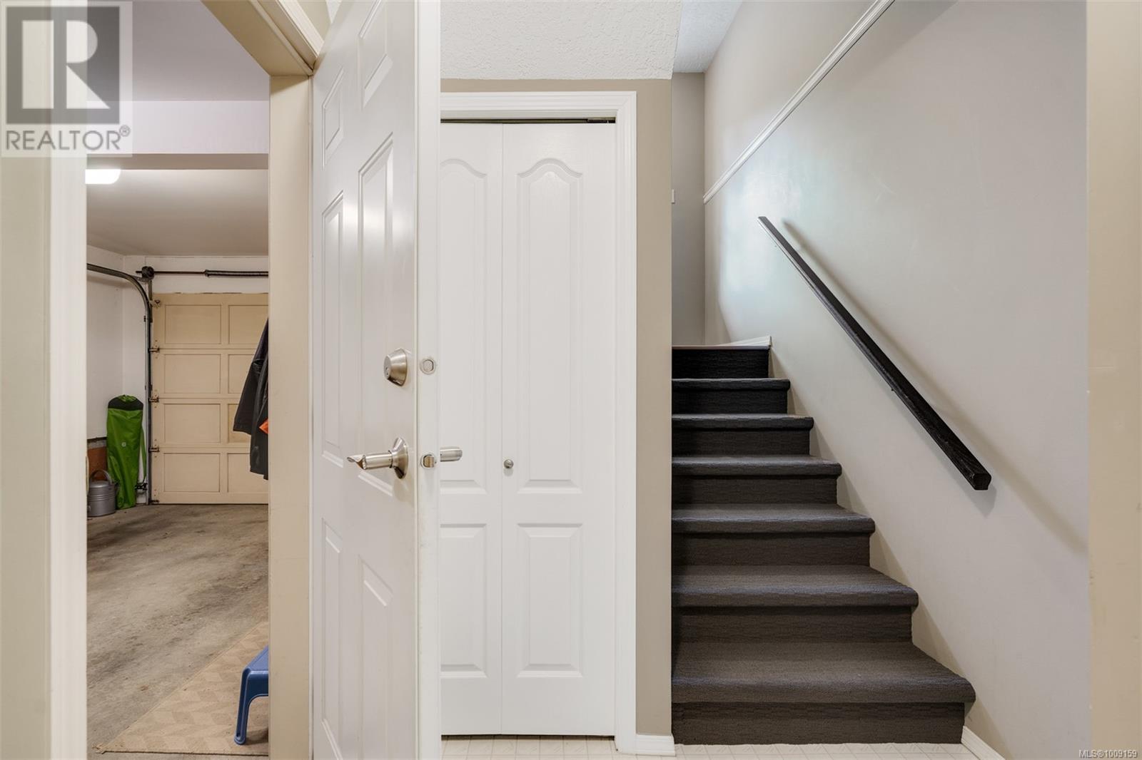 Single Family House for Sale in   Marsett Pl Saanich 