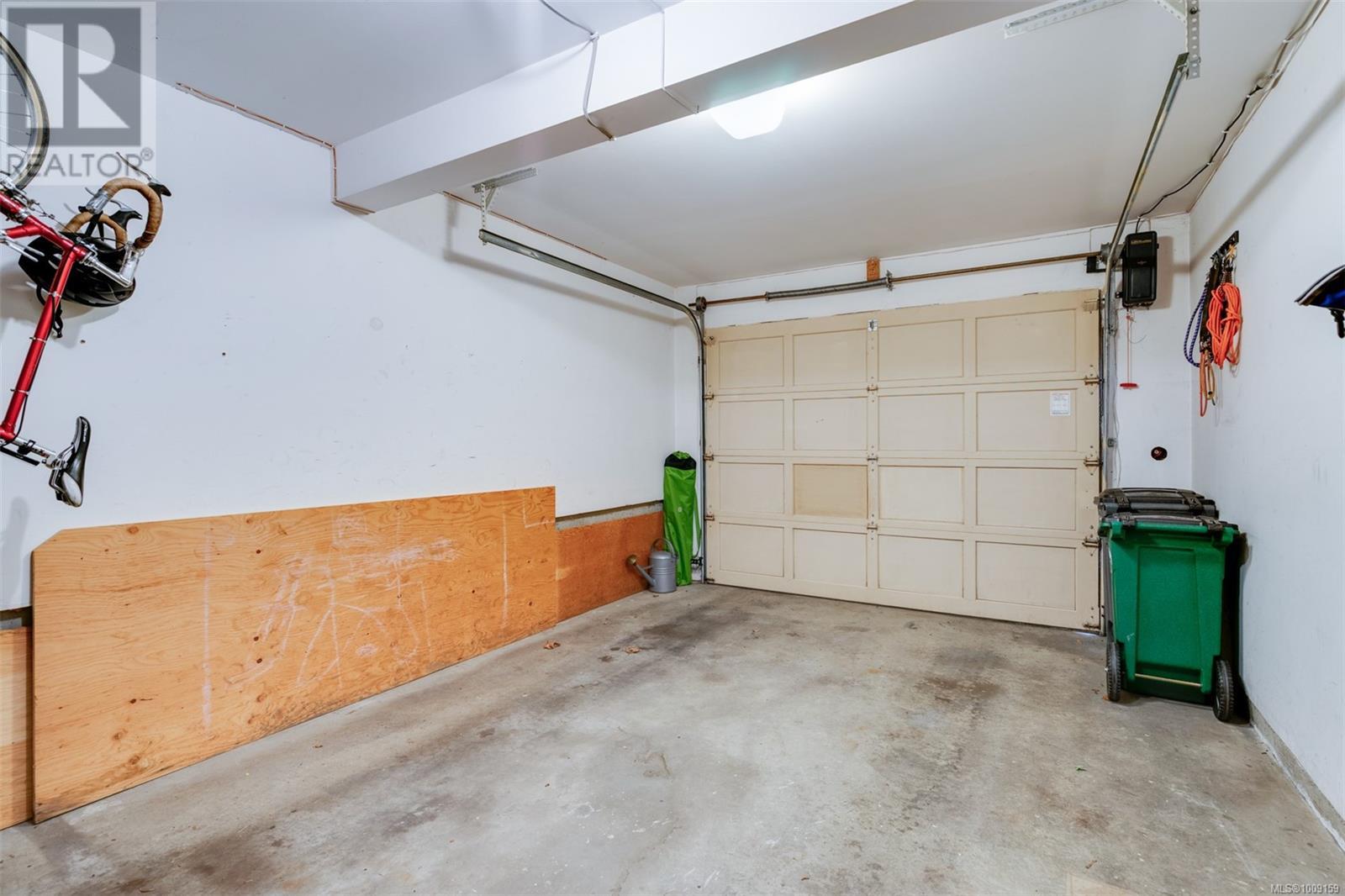 Single Family House for Sale in   Marsett Pl Saanich 