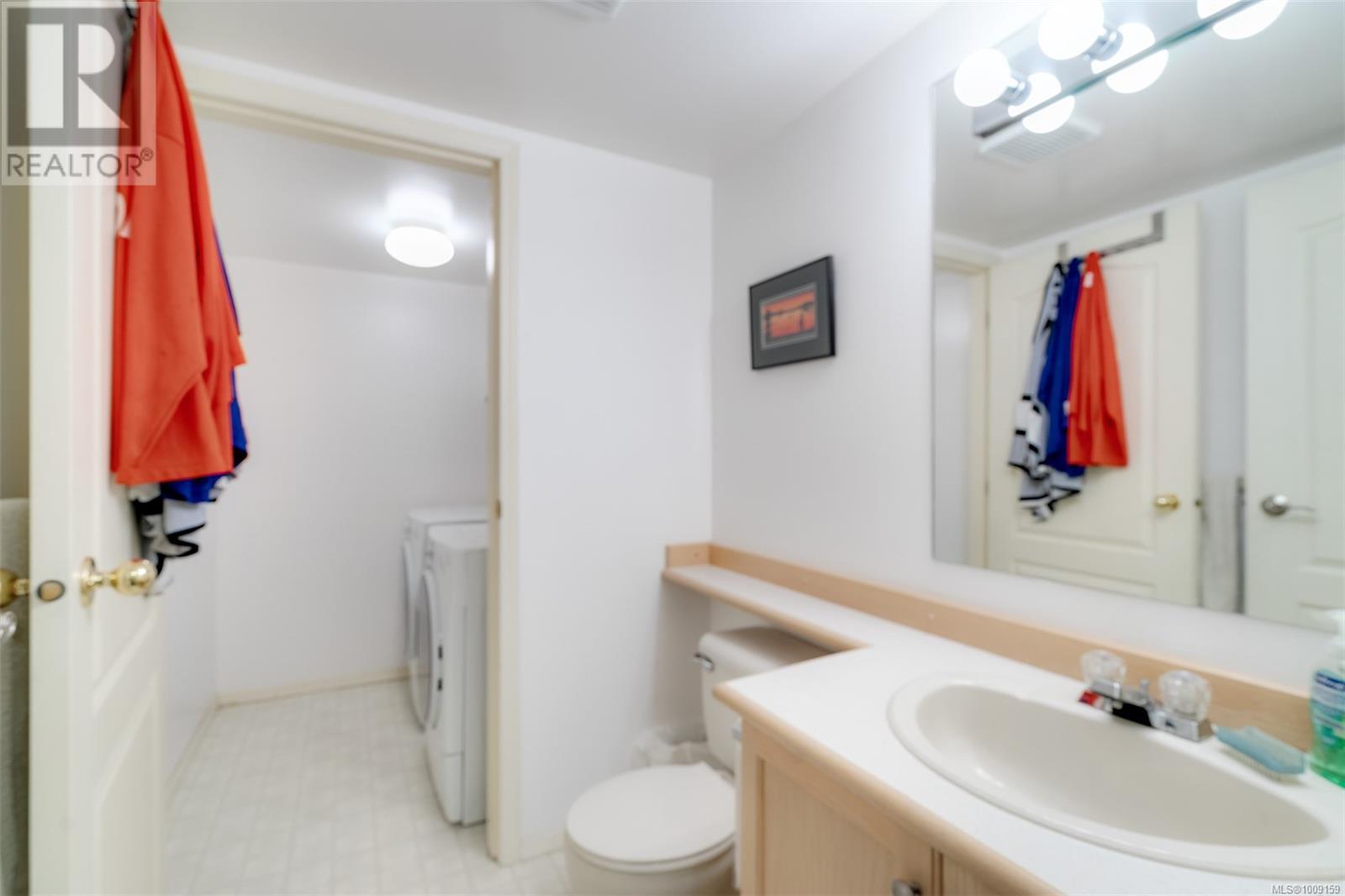 Single Family House for Sale in   Marsett Pl Saanich 