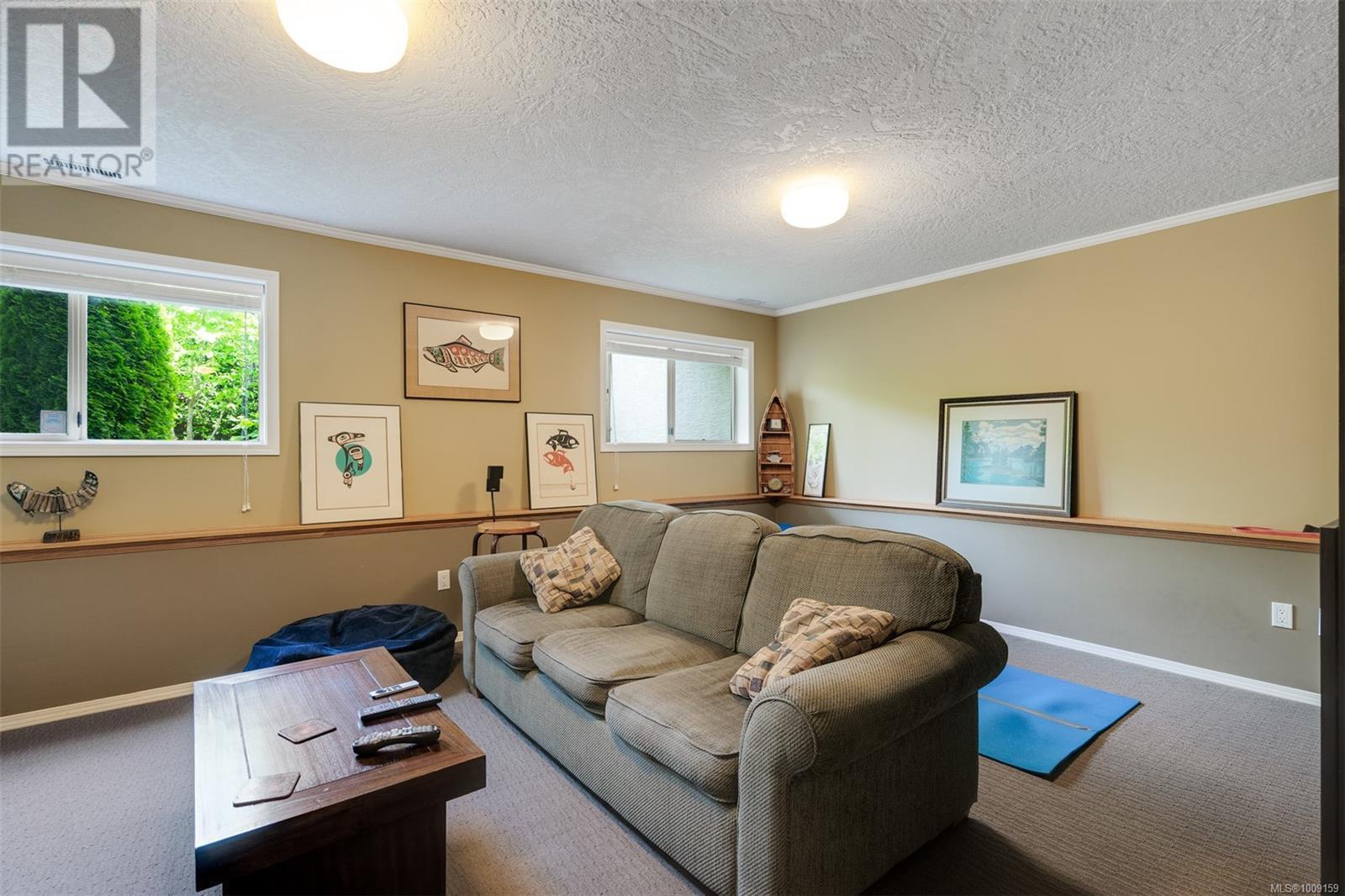 Single Family House for Sale in   Marsett Pl Saanich 