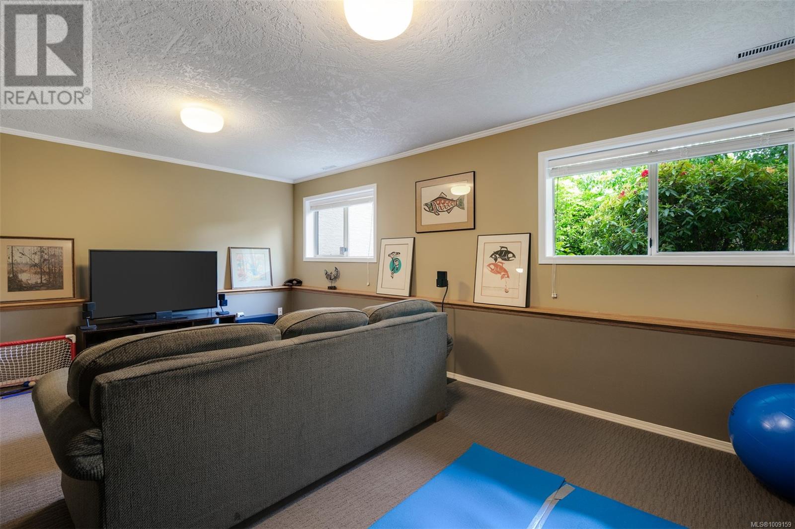 Single Family House for Sale in   Marsett Pl Saanich 