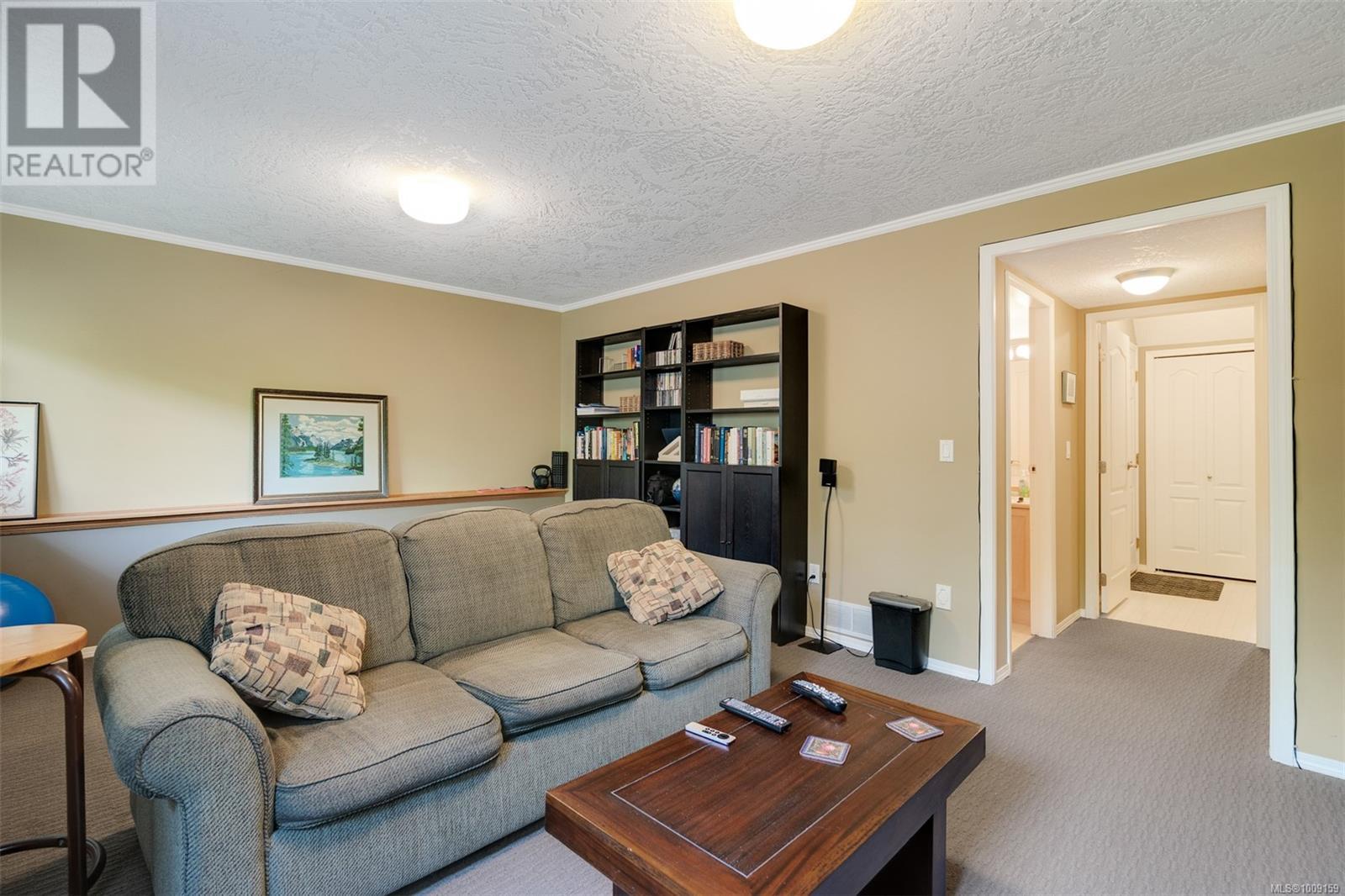 Single Family House for Sale in   Marsett Pl Saanich 