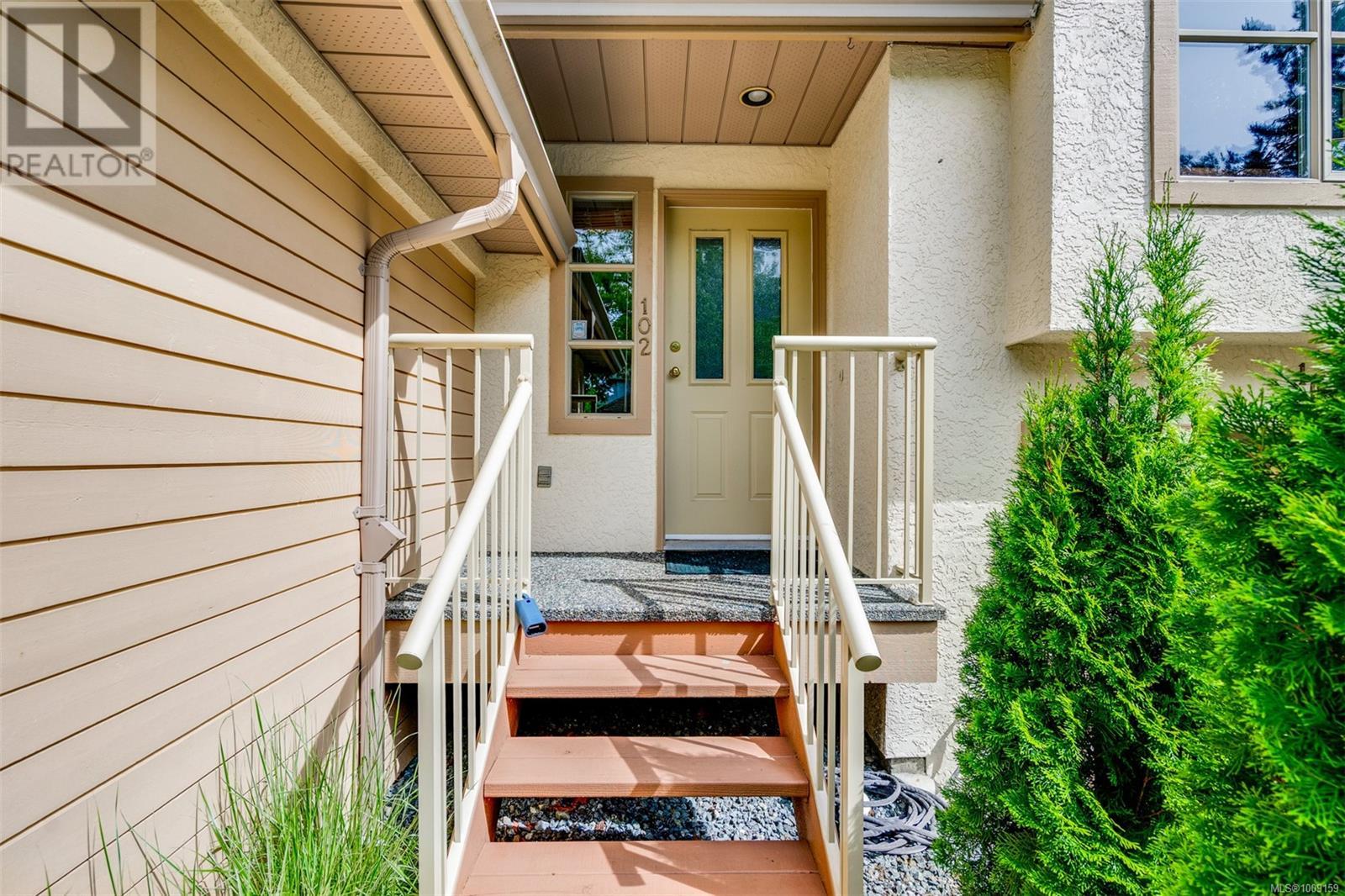 Single Family House for Sale in   Marsett Pl Saanich 