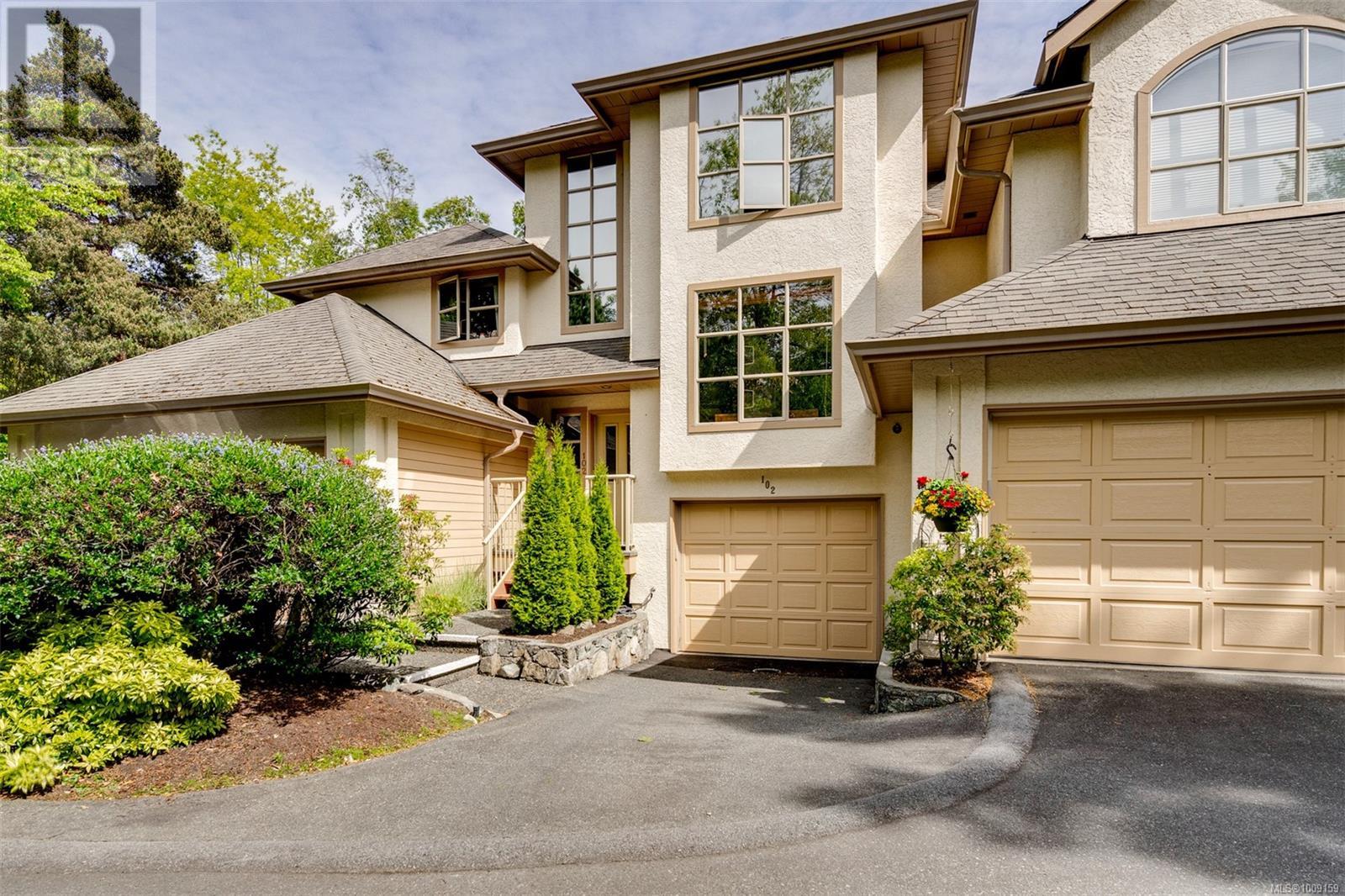 Single Family House for Sale in   Marsett Pl Saanich 