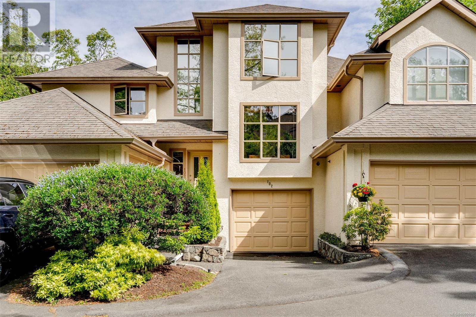 Single Family House for Sale in   Marsett Pl Saanich 