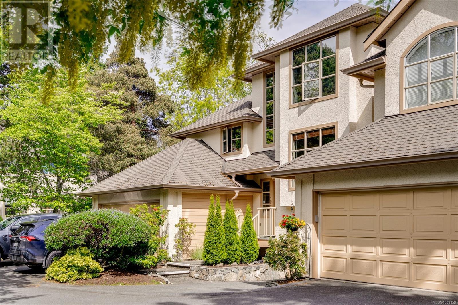 Single Family House for Sale in   Marsett Pl Saanich 