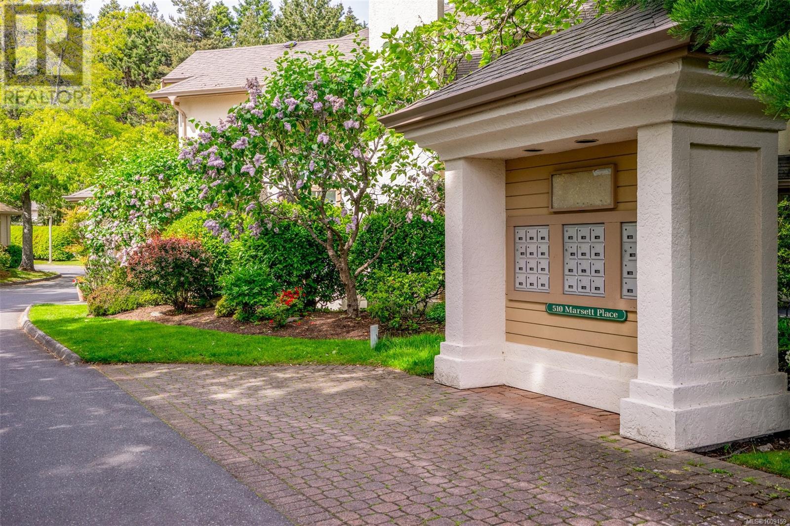 Single Family House for Sale in   Marsett Pl Saanich 