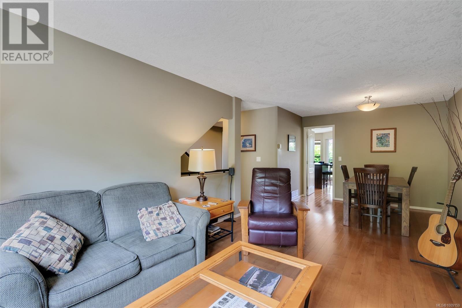 Single Family House for Sale in   Marsett Pl Saanich 