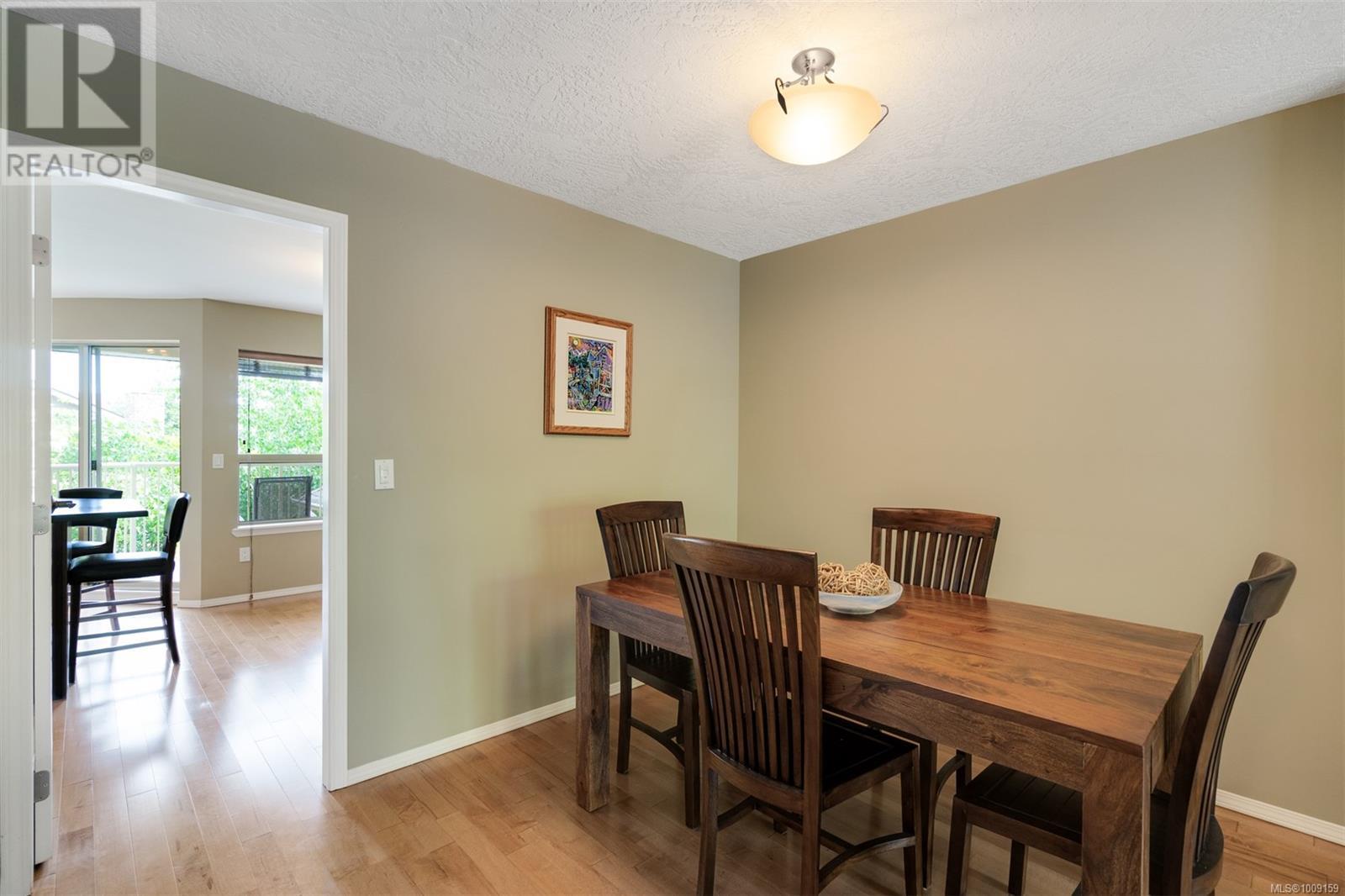 Single Family House for Sale in   Marsett Pl Saanich 