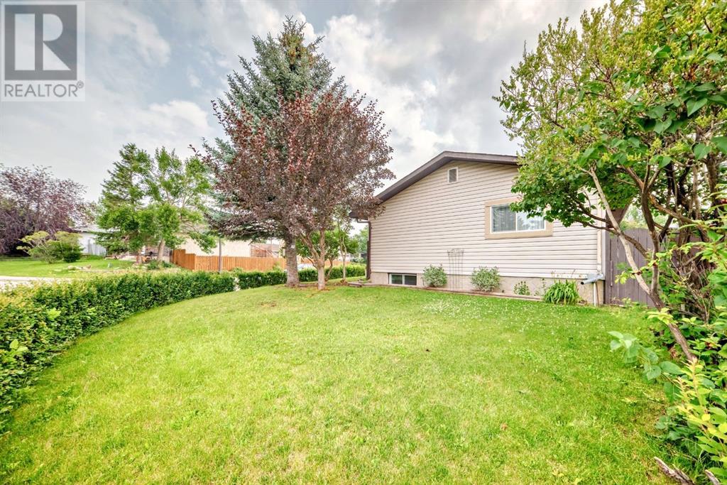 Single Family House Bungalow for Sale in  Pinegreen Close NE Pineridge Calgary 