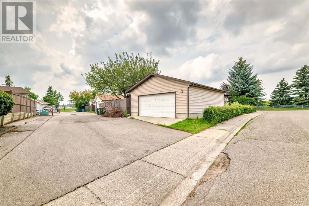 Single Family House Bungalow for Sale in  Pinegreen Close NE Pineridge Calgary 