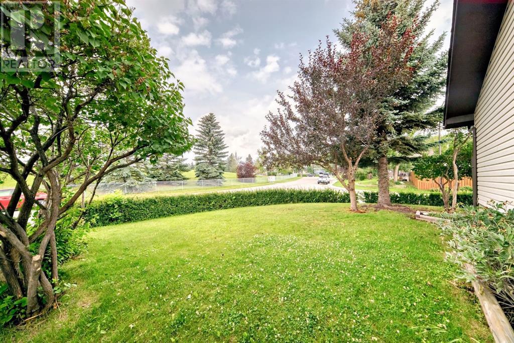 Single Family House Bungalow for Sale in  Pinegreen Close NE Pineridge Calgary 